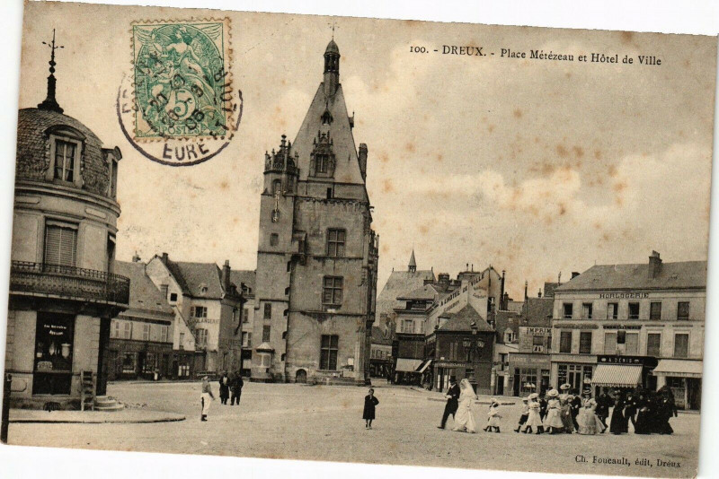 Carte postale ancienne Dreux - Place Métézeau et Hotel de Ville à Dreux
