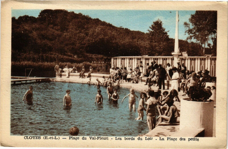 Carte postale ancienne Cloyes-Plage du Val Fleuri-Les bords du Loir-La Plage des petits