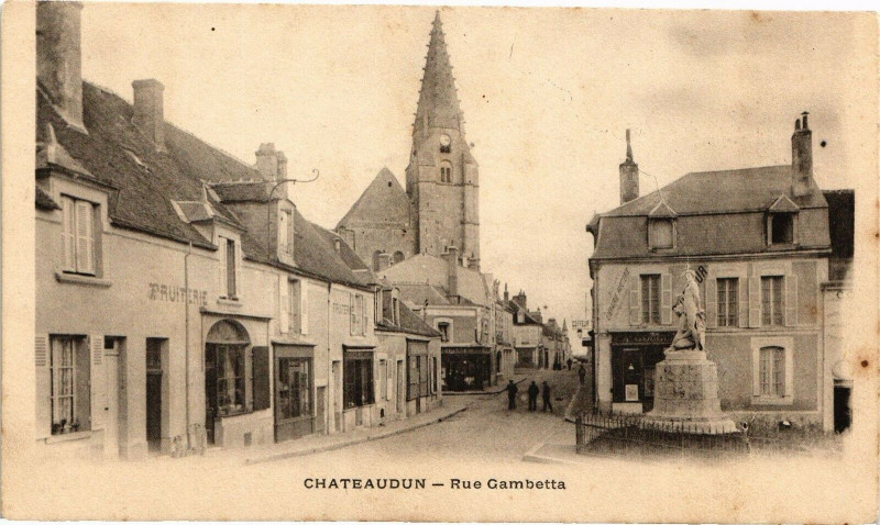 Carte postale ancienne Chateaudun-Rue Gambetta à Châteaudun