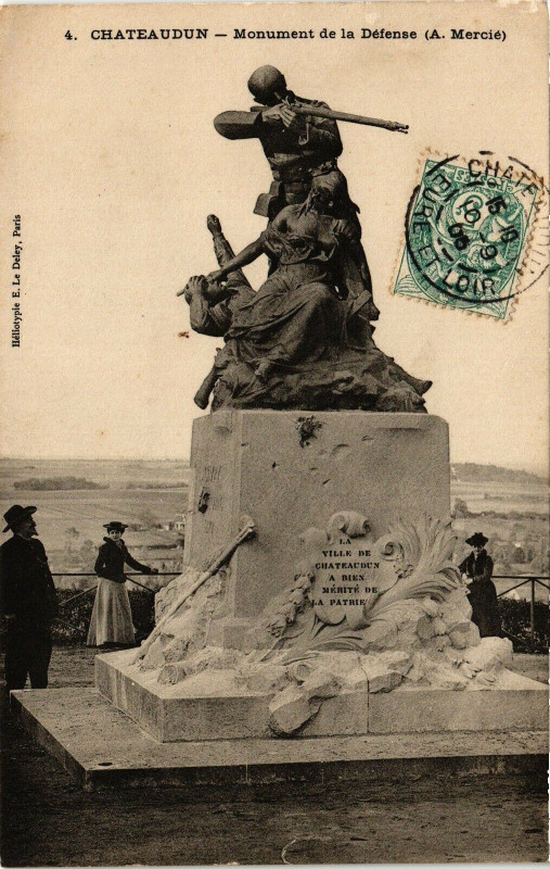 Carte postale ancienne Chateaudun-Monument de la Defense à Châteaudun
