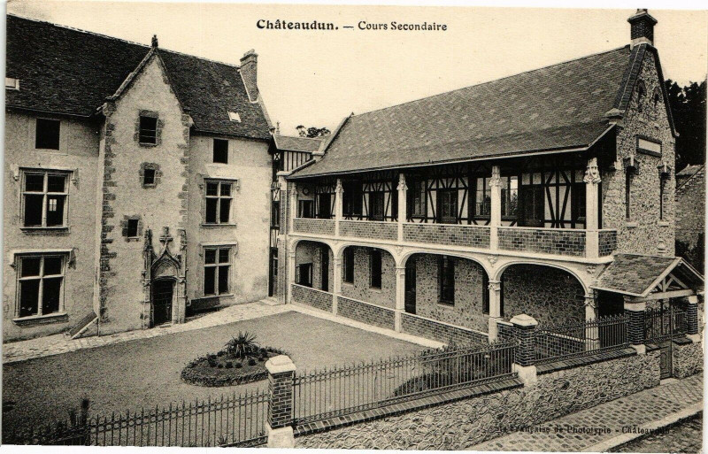 Carte postale ancienne Chateaudun-Cours Secondaire à Châteaudun