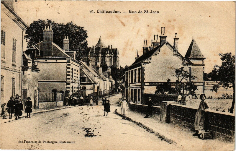 Carte postale ancienne Chateaudun-Rue de St-Jean à Châteaudun