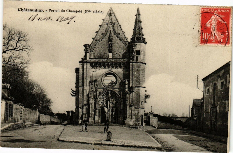 Carte postale ancienne Chateaudun-Portail du Champde à Châteaudun