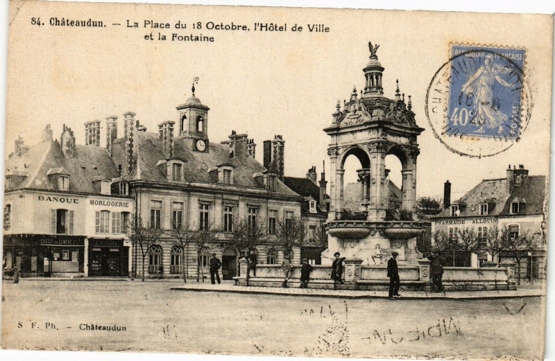 Carte postale ancienne Chateaudun-La Place du 18 Octobre-l'Hotel de Ville et la Fontaine à Châteaudun