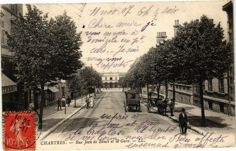 Carte postale ancienne Chartres-Rue Jean de Bauce et la Gare à Chartres