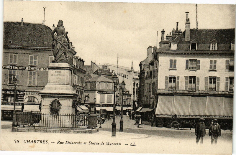 Carte postale ancienne Chartres-Rue DeLACROIX et Statue de Marceau à Chartres