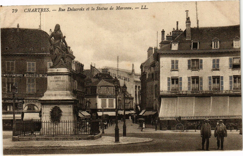 Carte postale ancienne Chartres-Rue DeLACROIX et la Statue de Marceau à Chartres