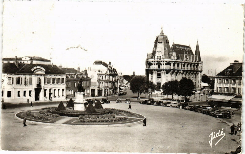Carte postale ancienne Chartres-Place des Epars-Les Hotels et la Poste à Chartres