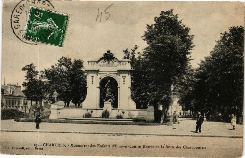 Carte postale ancienne Chartres-Monument des Enfants d'Eure et Loir et Entrée de la Butte à Chartres