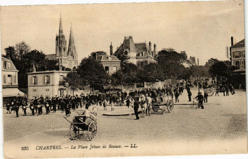 Carte postale ancienne Chartres-Le Place Jehan de Beauce à Chartres