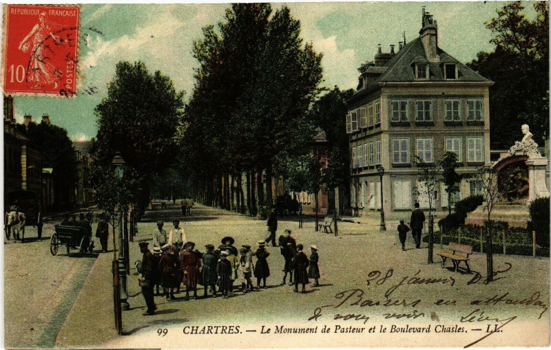 Carte postale ancienne Chartres-Le Monument de Pasteur et le Boulevard Chasles à Chartres
