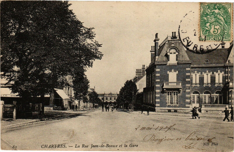Carte postale ancienne Chartres-La Rue Jean de Beauce et la Gare à Chartres
