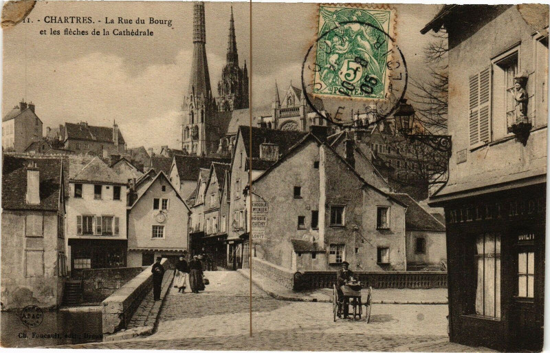 Carte postale ancienne Chartres-La Rue du Bourg et les fleches de la Cathédrale à Chartres