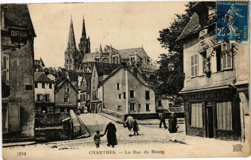 Carte postale ancienne Chartres-La Rue du Bourg à Chartres
