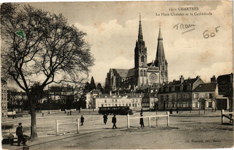 Carte postale ancienne Chartres-La Place Chatelet et la Cathédrale à Chartres