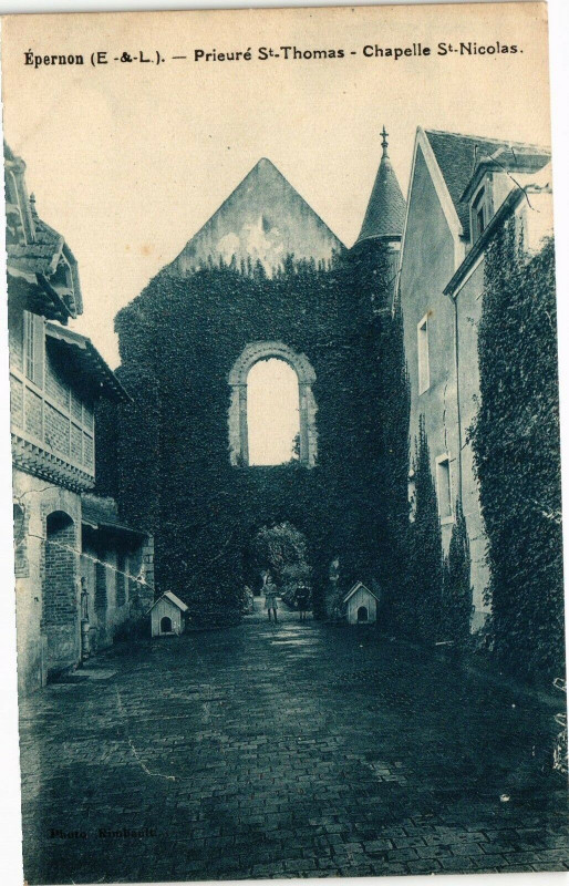 Carte postale ancienne Epernon-Prieure St-Thomas-Chapelle St-Nicolas à Épernon