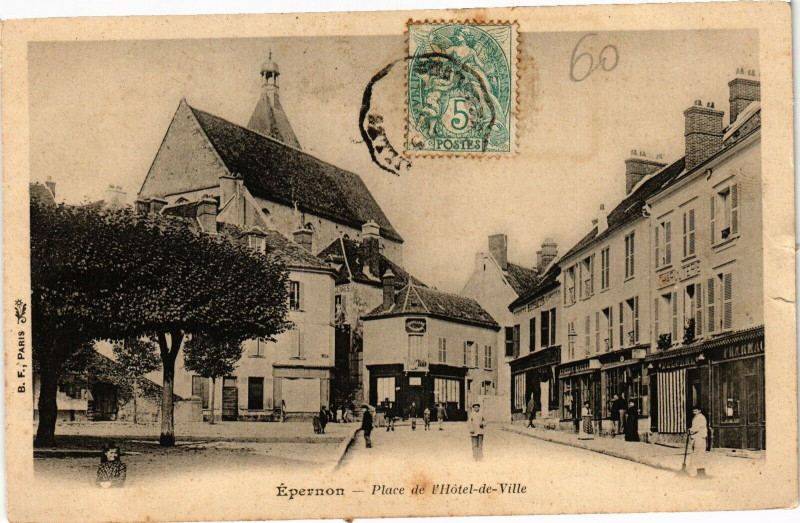 Carte postale ancienne Epernon-Place de l'Hotel de Ville à Épernon