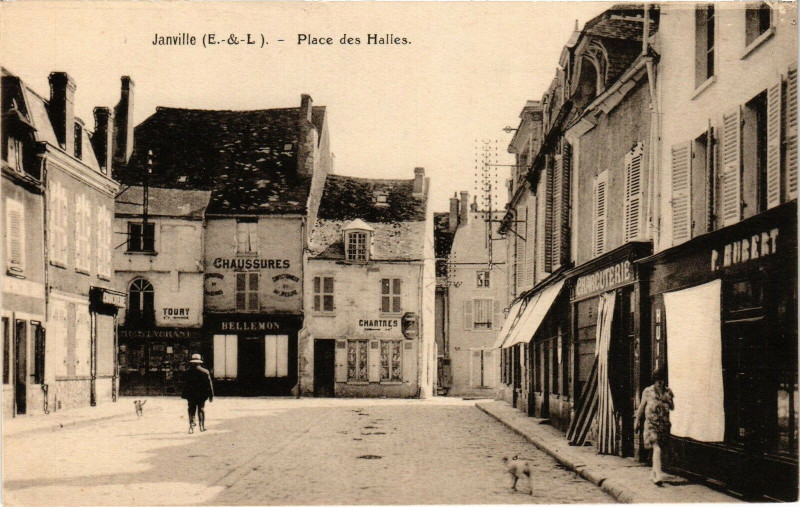 Carte postale ancienne Janville-Place des Halles