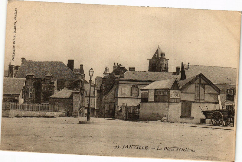 Carte postale ancienne Janville-La Place d'Orleans