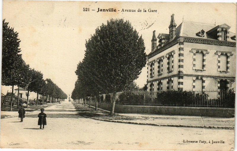 Carte postale ancienne Janville-Avenue de la Gare