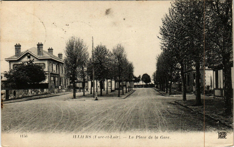 Carte postale ancienne Illiers-La Place de la Gare