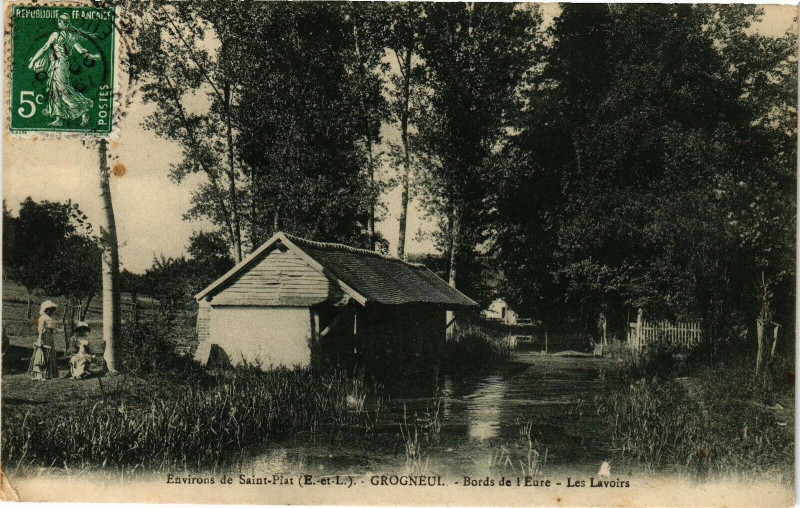 Carte postale ancienne Env. de Saint-Piat-Grogneul-Bords de l'Eure-Les Lavoirs à Saint-Piat