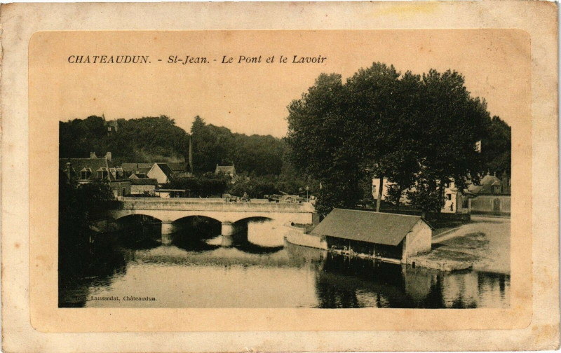 Carte postale ancienne Chateaudun - St-Jean - Le Pont et le Lavoir à Châteaudun