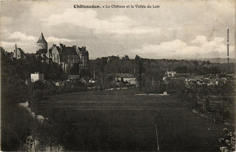 Carte postale ancienne Chateaudun - Le Chateau et la Vallée du Loir à Châteaudun