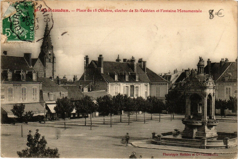 Carte postale ancienne Chateaudun - Place du 18 Octobre clocher de St-Valérien et Fontaine à Châteaudun