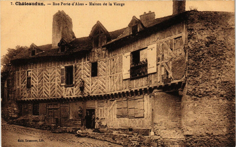 Carte postale ancienne Chateaudun - Rue Porte d'Abas - Maison de la Vierge à Châteaudun