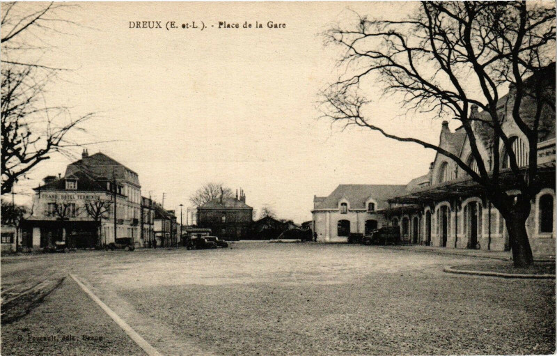 Carte postale ancienne Dreux - Place de la Gare à Dreux