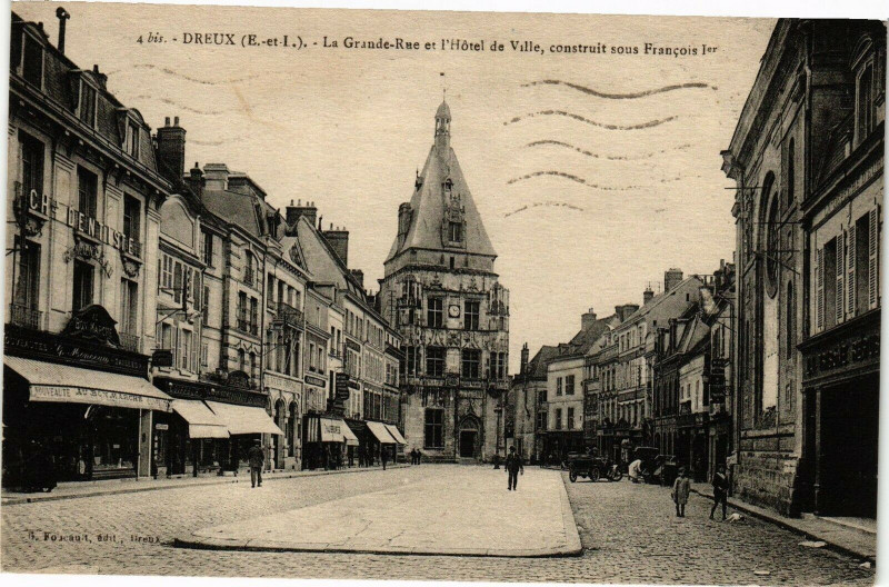 Carte postale ancienne Dreux - La Grande-Rue et l'Hotel de Ville construit .. à Dreux