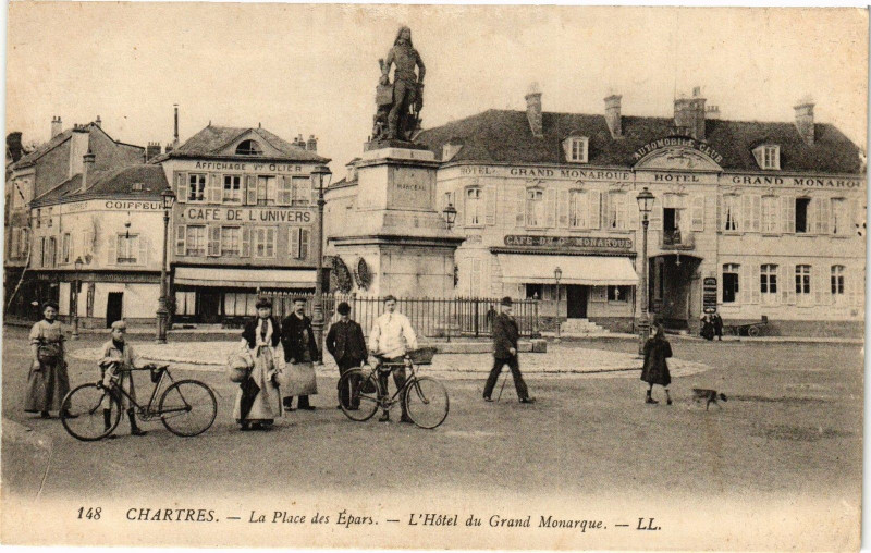 Carte postale ancienne Chartres - La Place des Epars - L'Hotel du Grand Monarque à Chartres