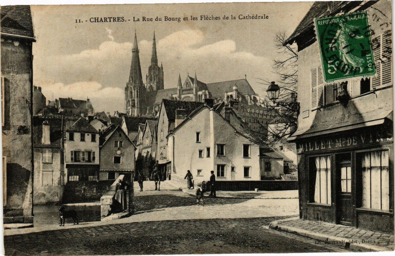 Carte postale ancienne Chartres - La Rue du Bourg et les Fléches de la Cathédrale à Chartres