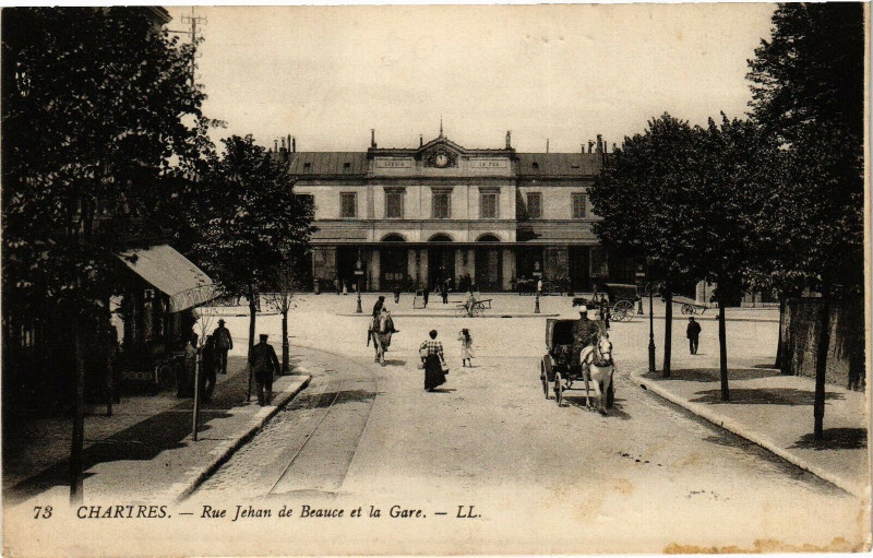 Carte postale ancienne Chartres - Rue Jehan de Beauce et la Gare à Chartres