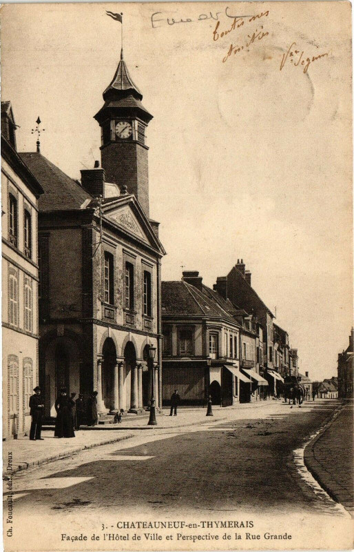 Carte postale ancienne Chateauneuf-en-Thymerais - Facade de l'Hotel de Ville et .. à Châteauneuf-en-Thymerais