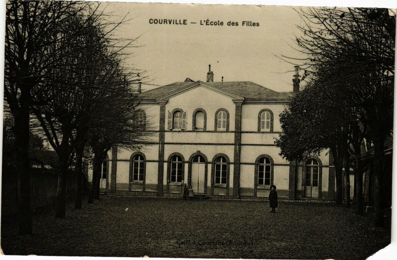 Carte postale ancienne Courville - l'Ecole des Filles