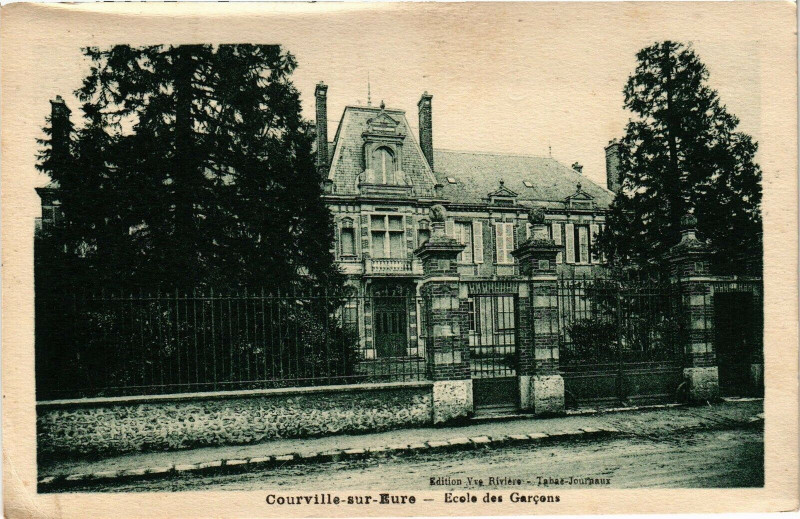 Carte postale ancienne Courville-sur-Eure - Ecole des Garcons à Courville-sur-Eure
