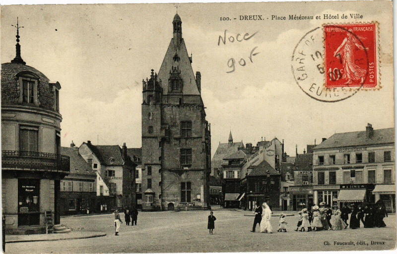 Carte postale ancienne Dreux - Place Mézéean et Hotel de Ville à Dreux