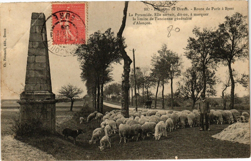 Carte postale ancienne Route de Paris à Brest - La Pyramide à Vert-en-Drouais