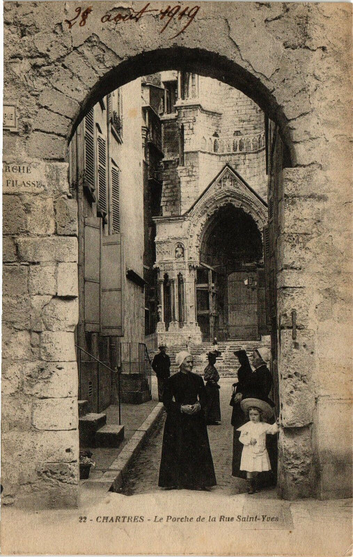 Carte postale ancienne Chartres - Le Porche de la Rue St-Yves à Chartres