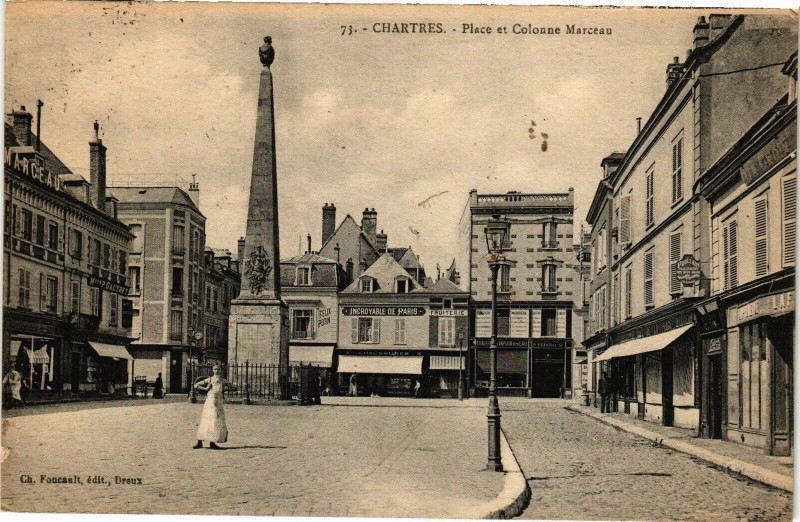 Carte postale ancienne Chartres - Place et Colonne Marceau à Chartres