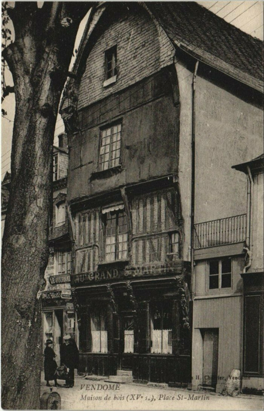 Carte postale ancienne Vendome - Maison de bois (Xv s.) Place Saint-Martin à Vendôme