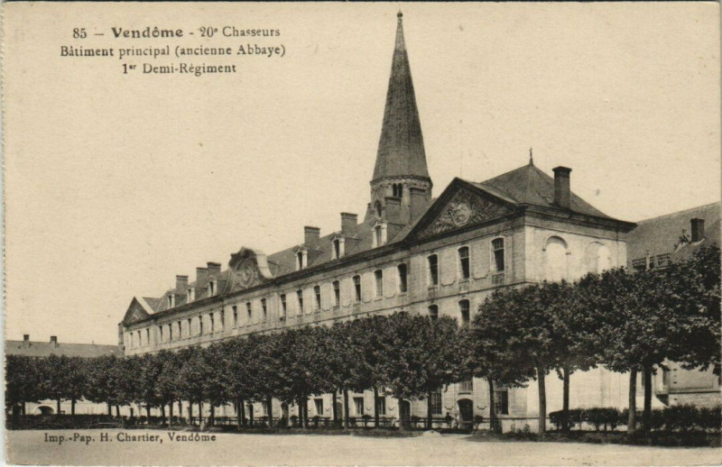 Carte postale ancienne Vendome - 20 Chasseurs Batiment principal (ancienne Abbaye) à Vendôme
