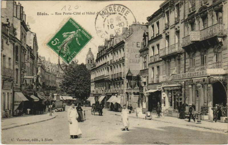Carte postale ancienne Blois-Rue Porte Cote et Hotel du Chateau à Blois