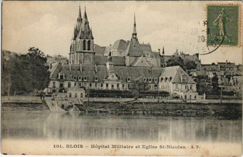 Carte postale ancienne Blois-Hopital Militaire et Eglise Saint-Nicolas à Blois
