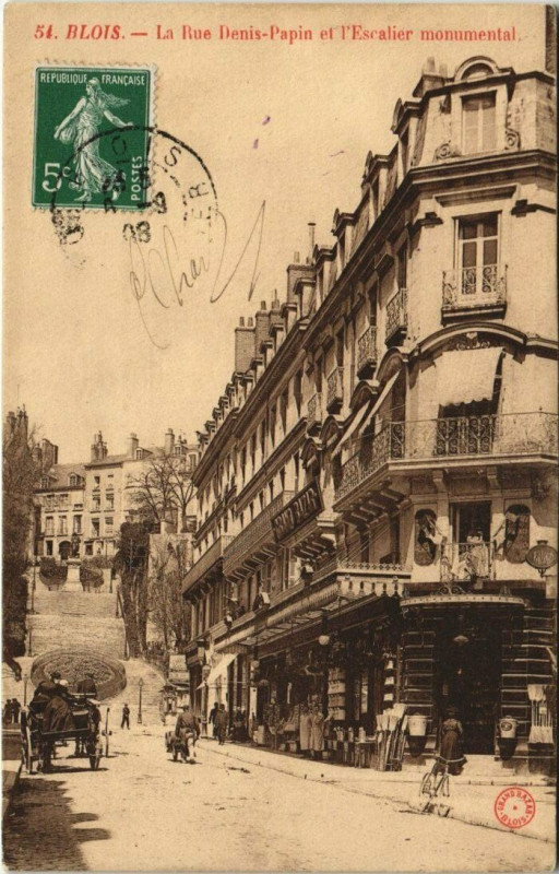 Carte postale ancienne Blois-La Rue Denis Papin et l'Escalier monumental à Blois
