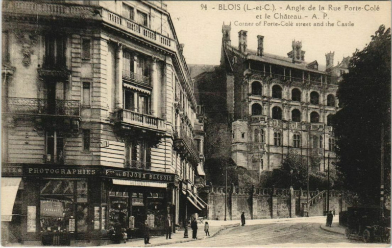Carte postale ancienne Blois-Angle de la Rue Porte Cole et le Chateau à Blois