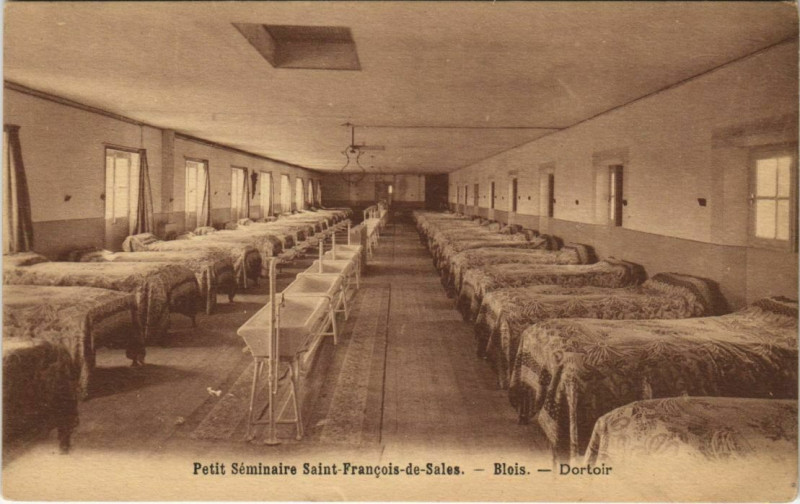 Carte postale ancienne Blois-Petit Seminaire Saint-Francois de Sales-Dortoir à Blois