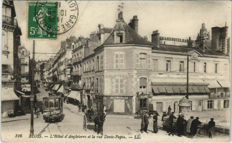 Carte postale ancienne Blois-L'Hotel d'Angleterre et la rue Denis Papin à Blois